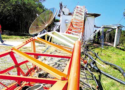 Torre de radiotransmisso de sete toneladas que caiu no km 43 da via Imigrantes, em So Bernardo (SP)