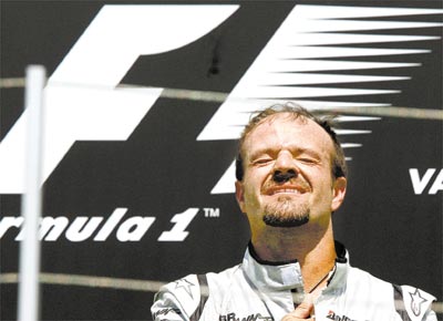 Barrichello ouve o hino nacional no pdio de Valencia