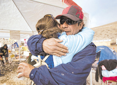 Parentes de chilenos presos em mina em San Jos desde o dia 5 comemoram ao saber que trabalhadores esto vivos