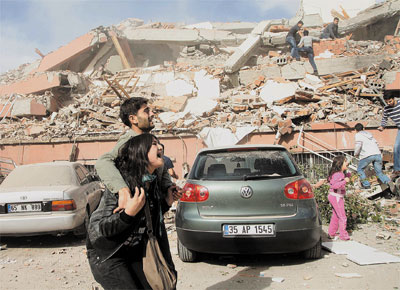 Na Provncia de Van, no sudeste da Turquia, sobreviventes observam estragos provocados por um terremoto de magnitude 7,2