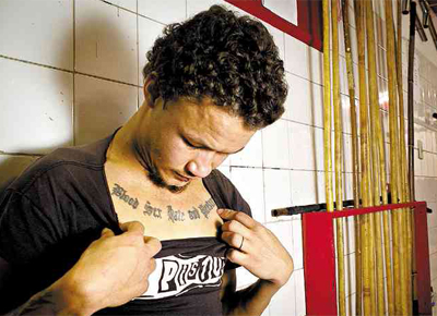 <b>NA PELE: </b>O servente Jardel Alves, 24, namorado de Caroline Silva Lee, que foi morta em Higienpolis, mostra tatuagem feita por ela, que queria ser tatuadora
