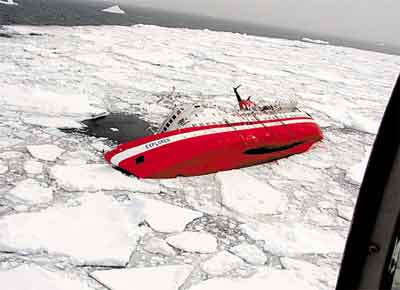 Navio de cruzeiro afunda ao norte da pennsula Antrtica aps bater em bloco de gelo que causou buraco no casco