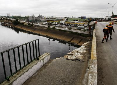 <b>PONTE PARTIDA</b> Parte da calada da ponte dos Remdios, na zona oeste paulistana, caiu no rio Tiet na madrugada de ontem