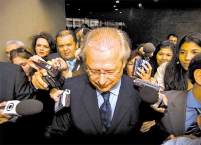 O ex-chefe da Casa Civil Jos Dirceu, que fez implante de cabelos recentemente, deixa a 2 Vara Criminal, em So Paulo