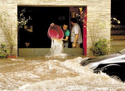 chovendo no molhado: Funcionrio tenta tirar gua que invadiu saguo de hotel na rua Amaral Gurgel (centro de SP) aps chuva de ontem