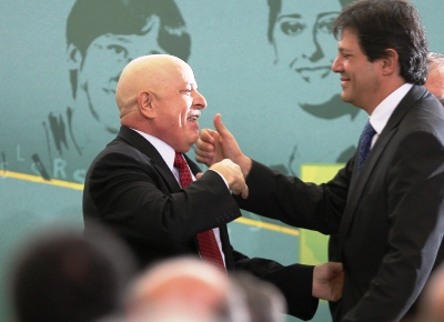 De volta ao Palcio do Planalto, onde participou da posse de novos ministros, o ex-presidente Lula brinca com o ex-ministro da Educao Fernando Haddad, que disputar a Prefeitura de So Paulo