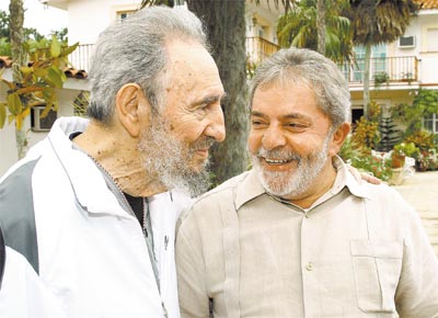 Na capital Havana, o ex-ditador Fidel Castro conversa com Lula<br>durante a ltima visita oficial do presidente brasileiro a Cuba