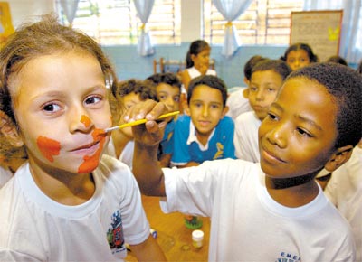 Mriam e Ricardo, alunos de escola de Sete Barras (a 251 km de So Paulo), brincam durante aula de artes