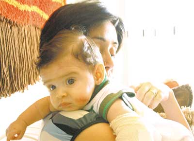 <b>FINAL FELIZ:</b> Renata Dowel com o filho Gabriel, de 3 meses, que sobreviveu aps ser arrastado por 500 metros dentro da cadeirinha presa ao cinto de segurana de um carro roubado em Macei