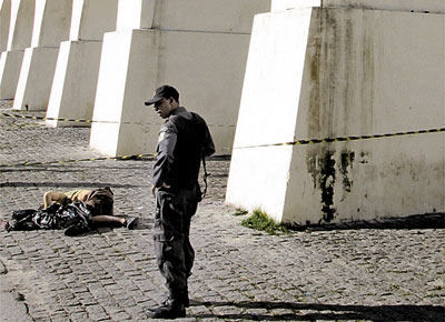 Policial vigia corpo do francs nos Arcos da Lapa, no Rio