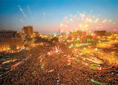 Egpcios lotam a praa Tahrir, epicentro da revolta contra o ditador Mubarak, e festejam a vitria de Mohamed Mursi, da Irmandade Muulmana