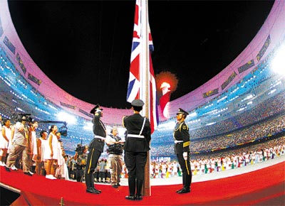 Bandeira do Reino Unido, prxima sede dos <br>Jogos,  hasteada no encerramento em Pequim