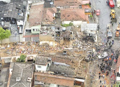 Bombeiros e Defesa Civil trabalham em meio aos escombros<br>depois da exploso na loja de fogos em Santo Andr