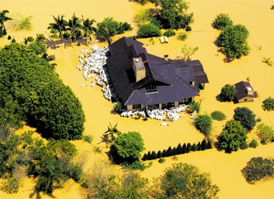 Sede de fazenda no vale do Itaja, uma das regies mais afetadas <br>pela pior enchente ocorrida no Estado de SC nos ltimos 34 anos