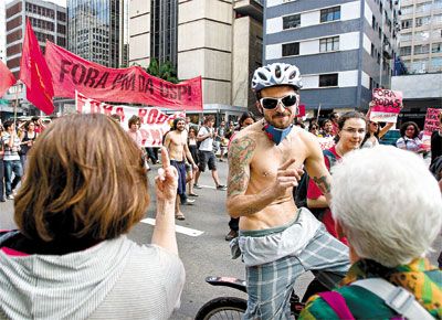 <b>GUERRA DE DEDOS</b> Mulher provoca estudante da USP durante protesto na av. Paulista contra a presena da PM na Cidade Universitria