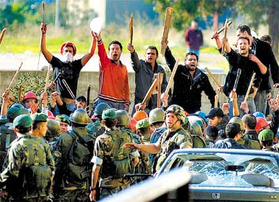 Soldados libaneses tentam conter conflito entre grupos de estudantes opositores e partidrios do governo