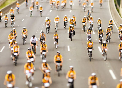 Ciclistas pedalam pela marginal Pinheiros em passeio de dez quilmetros que reuniu cerca de 5.000 pessoas, num dos eventos de comemorao dos 455 anos de So Paulo