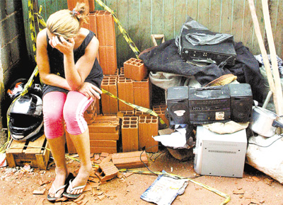 Moradora de favela em Carapicuba (Grande So Paulo), onde 19 casas desabaram devido  chuva