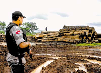 Policial que integra foras federais enviadas a Tailndia para impedir conflitos com moradores