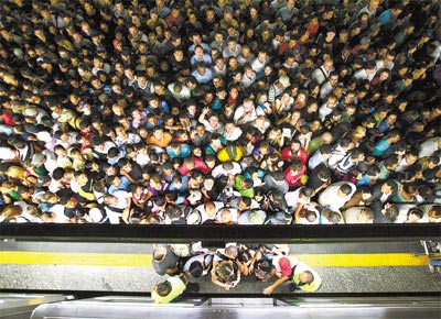 Passageiros tentam embarcar na superlotada estao da S do metr, em que houve restries  circulao devido s fortes chuvas