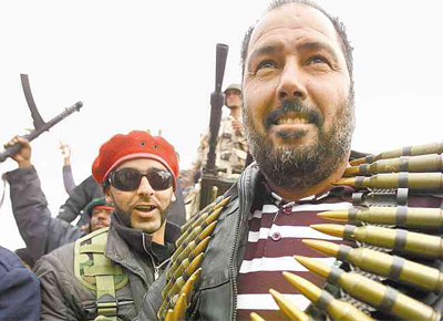 Lbia: Manifestantes anti-Gaddafi mostram munio<br> confiscada de soldados lbios em Benghazi
