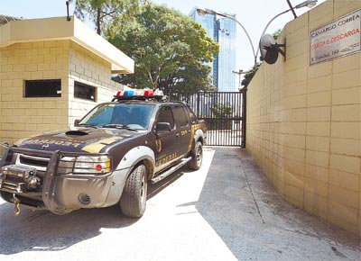Carro da Polcia Federal em frente  sede da construtora Camargo<br>Corra, na zona sul de SP; busca na empresa durou dez horas