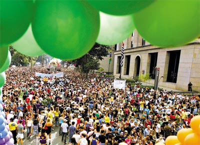 Pblico da 12 Parada Gay de So Paulo, ontem; nem a polcia nem os organizadores divulgaram o total de participantes da festa