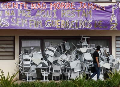 Faixas de protesto e cadeiras que foram colocadas por alunos da Unifesp de Guarulhos (SP) em frente a salas de aula