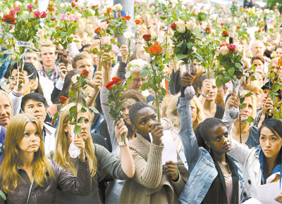 Cem mil vo s ruas de Oslo pelas vtimas do massacre