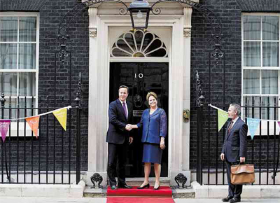 <b>MEDALHA, MEDALHA: </b>Com Antonio Patriota, Dilma Rousseff cumprimenta, em Londres, o premi David Cameron