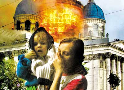 Mulher e criana tentam se proteger de fumaa produzida pelo fogo na catedral da Santssima Trindade, em So Petersburgo