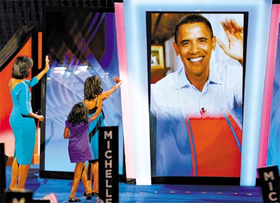 Obama aparece em telo diante de suas filhas, Sasha e Malia (dir.), e da mulher, Michelle, que discursou na conveno democrata