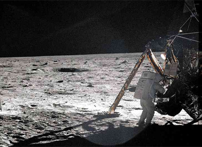 Armstrong ao lado do mdulo Eagle aps o pouso na Lua, em 20 de julho de 1969