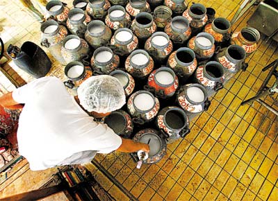 Funcionrio da cooperativa mineira Casmil, uma das acusadas de adulterar leite, retira amostra para medir a acidez do produto