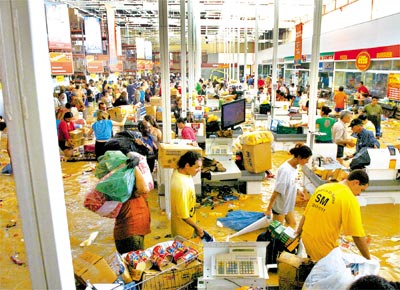 Moradores de Itaja, uma das cidades catarinenses mais atingidas pelas enchentes, invadem e saqueiam supermercado