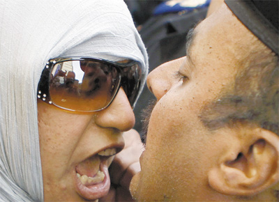Mulher discute com policial em nova manifestao contra o governo Mubarak, no Cairo