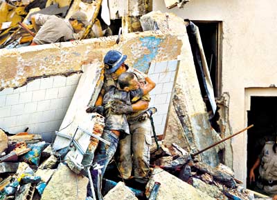Bombeiro resgata sobrevivente do desabamento parcial de edifcio no centro do Rio, aps um cilindro de gs explodir no 5 andar