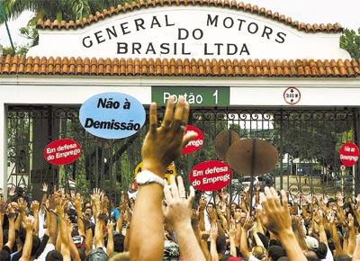 <b>PELO EMPREGO NO BRASIL:</b> Funcionrios da fbrica da GM em So<br>Caetano do Sul (SP) protestam contra o anncio de 30 demisses