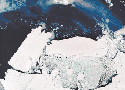Foto de satlite mostra coliso na Antrtida que criou iceberg (esq.) com gua suficiente para 1/3 da humanidade por 1 ano
