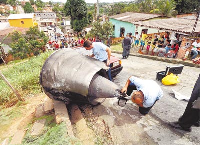 <b>CAIU DO CU:</b> Parte de motor de avio cargueiro<br>americano que caiu sobre casa em Manaus (AM)