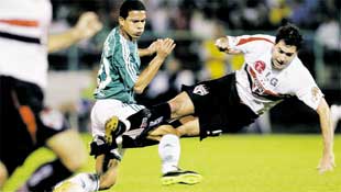 Wendel, do Palmeiras (esq.), em disputa de bola com o so-paulino Danilo no empate entre os times pela Libertadores