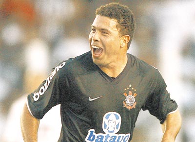 Ronaldo comemora seu 2 gol nos 3 a 1 do Corinthians
