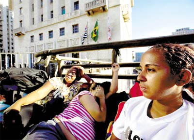 Em frente  prefeitura, no centro de SP, manifestantes da Frente de Luta por Moradia participam de protesto; dois prdios foram ocupados