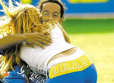 A torcedora brasileira Sheila Soares agarra Ronaldinho depois de invadir o campo