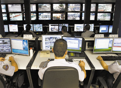 <b>OLHAR ELETRNICO:</b> PMs do Centro de Operaes da Polcia Militar monitoram imagens de cmeras espalhadas por SP
