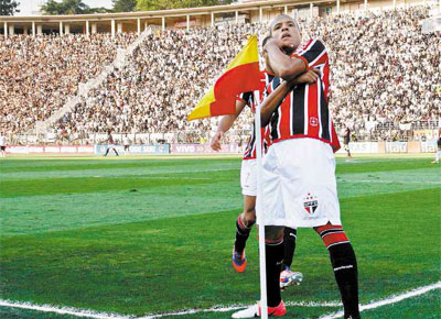 Diante de 35 mil torcedores no Pacaembu, Lus Fabiano comemora com funk o 1 dos seus dois gols na vitria so-paulina