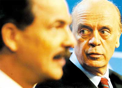 Os candidatos ao governo de So Paulo Aloizio Mercadante (PT),  esq., e Jos Serra (PSDB) durante o debate de ontem  noite