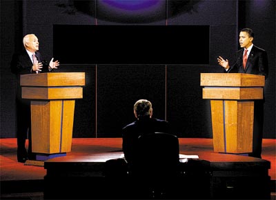O republicano John McCain e o democrata Barack Obama gesticulam durante debate entre os candidatos  Presidncia dos EUA