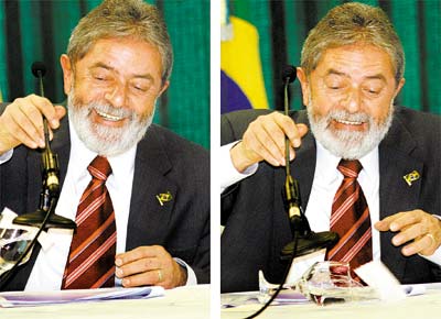 O presidente Lula derruba copo com gua durante o anncio da estimativa de que a taxa de desmatamento da Amaznia diminuiu 30%