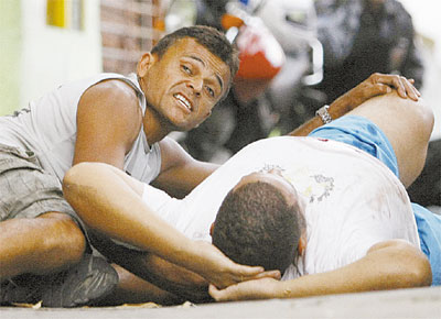 Rogrio Cavalcante (de branco), 34, ferido na barriga em tiroteio no morro do Alemo